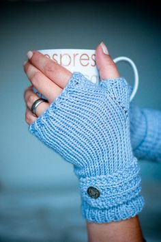 there are many different knitted items on this page, including gloves and scarves