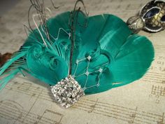 Emerald Green Feather Fascinator Vintage style  by kathyjohnson3 Green Feathers, Fascinator Hair, Green Feather, Feather Fascinator, Flower Shoes, Wedding Fascinators, Feather Fascinators, Bridal Hair Clip, Headpiece Wedding