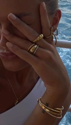 Elegant Gold Jewelry Aesthetic, Gold Stacked Jewelry Aesthetic, Olive Skin Tone Jewelry, Classy Gold Jewelry Aesthetic, Gold Jewels Aesthetic, Jewelry Stack Inspiration, Ring Inspo Jewelry Gold, 2024 Gold Jewelry Trends, Classy Gold Rings