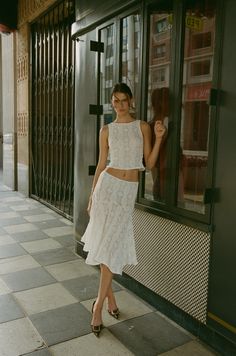 Maeve Midi Skirt | White – With Jéan Mini Skirt Set Two Piece, Matching Set Outfit Two Pieces, 2 Piece Outfit Set Summer, Two Piece Set Skirt, Set Skirt And Top, Summer Matching Sets, Skirt Set Outfit, Lace Top White, Vest Skirt