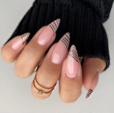 Nude Nail Art For Wedding, Almond Shape Nail Designs Classy, Melanin Nails Dark Skin, Spring Summer 2023 Nail Trends, Nail Art Colore, French Alternative Nails, Contrast Nails Color Combos, Neutral Tip Nails, Gold And Neutral Nails