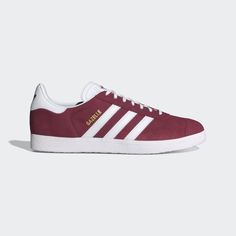 Timeless style lives on in this reissue of the 1991 Gazelle. These shoes feature the same ultra-soft suede upper and sleek lines of the low-profile build from the '90s. Samba Decon, White Gazelle, Simple Fall Outfits Casual, 00s Shoes, Burgundy Adidas, Adidas Gazelle Shoes, Brown Adidas, Gazelle Shoes, Fallen Arches