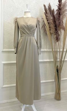 Dress Kondangan Simple, Gaun Bridesmaid Hijab, Baju Bridesmaid Modern Hijab, Kulot Pants, Braidsmaid Dresses, Elegant Silk Dresses, Islamic Fashion Dresses