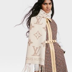 LOUIS VUITTON® - Reykjavik Scarf - Beige Clair Louis Vuitton Scarf Outfit, Scarf Outfit Winter, Louis Vuitton Bag Outfit, Lv Scarf, Louise Vuitton, Fendi Scarf, Louis Vuitton Scarf, Big Scarf, Scarf Outfit