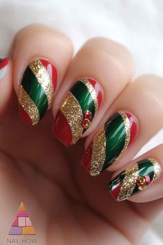 Get the Christmas sparkle! These festive nails bring red, green, and gold glitter together for a dazzling holiday vibe. Perfect for those cute Xmas nails you’ve been dreaming about! Tap into holiday glam at nailhow.com, and don’t forget to save this pin. Cute Xmas Nails, Cute Christmas Nail Designs, Christmas Nail Design, Festive Nails, Cheetah Print Nails, Modern Nail Art, Eye Nail Art, Christmas Sparkle, Purple Nail Designs