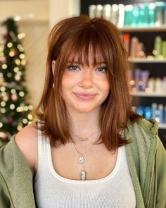 Flequillo para cara redonda y gorda Bangs With Medium Hair, Shoulder Length Hair Cuts, Haircuts Straight Hair, Short Hair With Bangs, Cut My Hair, Hair Inspo Color, Shoulder Length Hair, Medium Length Hair Cuts, Aesthetic Hair