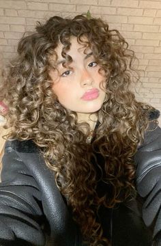 ᴘɪɴᴛᴇʀᴇsᴛ ⋆ ᴊᴏᴜɪʀxʙɪᴛᴄʜ Curtain Bangs 3b Hair, Hair Perm Before And After, Curly Hair With Wispy Bangs, Curly Hair Girl Aesthetic, Light Brown Curls, Long Layered Curly Hair Face Framing, Voluminous Curly Hair, Dyed Curly Hair