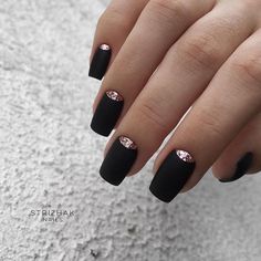 Все виды френча на странице @frenchmanic Repost @strizhaknails ・・・ В работе использованы: • Gloss Premium Base; • Luxio Noir; • Gel Play Glitz Pink Diamond; • Akzentz Matte-On Top Coat. Сегодня меня осенило: я уже около 5 лет делаю на ногах только черное покрытие. Я настолько привыкла к нему, что уже и не замечаю. То же и с руками: либо черный, либо Ivory. А еще у меня куча черных вещей. Если мне понравилось что-нибудь из одежды и оно черного цвета - я беру две одинаковые вещи прозапас. Я вс... Nails Black Sparkle, Sparkle Art, Funky Nail Art, Best Nails, Nails Black, Glam Nails, Nails Desing, Black Sparkle