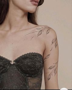 Fine line tatto Botanisches Tattoo, Feminine Shoulder Tattoos, Around Arm Tattoo, Wrap Around Tattoo, Wrap Tattoo, Women Drawing, Boho Tattoos, Men Tattoo, Joker Tattoo