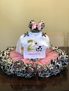 Country Birthday Party, Cow Birthday Parties, Barnyard Birthday Party, Country Birthday, Girls Birthday Party Themes, Cow Birthday, Barnyard Birthday, Farm Animal Birthday, Cowgirl Birthday