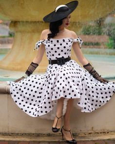 Vintage Outfits Classy 1950s, 1950s Dress To Impress, Vintage 1950s Dresses Parties, Hollywood Outfit, Polka Dot Fashion, Polka Dot Dress Vintage, Adidas Samba Outfits, Samba Outfits, Housewife Dress