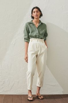 8 Outfits for Classic Summer Style | Who What Wear Cream Pants Outfit, Paperbag Hose, Linen Pants Outfit, Bag Pants, Ladies Pants, Cream Pants, Fit Pants, Green Shirt