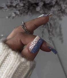 Winter Coffin Nail Ideas, Nails Christmas Blue, Blue Nails Christmas, Blue Xmas Nails, Christmas Blue Nails, Blue Christmas Nail Designs, Blue Nails Winter, Christmas Nails Blue, Subtle Nails