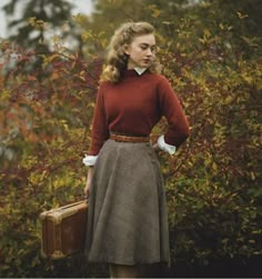 Librarian Look Outfits, 1950 Aesthetic Fashion, 40s Winter Fashion, Retro Outfits 40s, 1940s Fall Fashion, Vintage Fall Outfits 50s, 40s Skirt Outfit, 1940s Academia, Vintage Aesthetic Outfits 50s