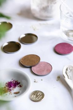 Homemade Eyeshadow, Eyeshadow Recipe, Cosmetic Making, Diy Eye Shadow, Bathing Culture, Live Naturally, Plant Makeup