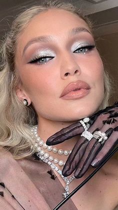 #beauty #makeup #eyemakeup #metgalamakeup #metgala #gigihadid #makeuptutorial #makeupreels #макияжглаз #урокимакияжа Silver Party Makeup, Silver Glitter Eye Makeup Tutorial, Abba Inspired Makeup, Disco Party Makeup And Hair, Disco Makeup Look, Make Up Disco, Disco Party Hair, Silver Eyeshadow Tutorial, Abba Makeup