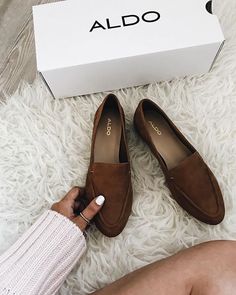 Winter Work Shoes, Oxford Shoes Outfit, Loafers Outfit, Trending Womens Shoes, Fashion Shoes Sandals, Look Formal, Classy Shoes, Winter Work, Chic Shoes