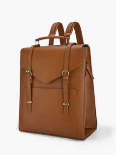 Le sac à dos Vintage Belladonna est un style classique présentant des lignes sophistiquées et des proportions structurées. La silhouette est fabriquée à partir de cuir végétalien marron avec un intérieur en polyester doux et est améliorée par une quincaillerie en métal fini antique et un logo écosusi exclusif sur le volet. La poignée supérieure et les bretelles réglables permettent à ce sac de transporter ce sac pour les femmes à la main ou à l'arrière.
Caractéristiques

12 "L / 15" H / 6 "W, ad