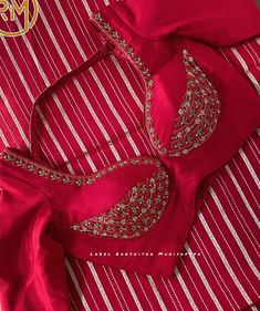 Red Blouse Designs Patterns, Red Blouse Work Designs, Sabyasachi Blouse Designs, Sabyasachi Blouse, Red Blouse Design, Choli Blouse Design, Boat Neck Blouse Design, Blouse Designs Catalogue, Traditional Blouse Designs