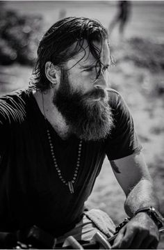 Your Daily Dose Of Great Beards ✔️from www.beardedmoney.com Beard Shampoo, Long Beard, Beard Care Products, Hipster Beard