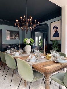 Hannas Änglar's Stockholm house mixes classic Scandinavian style with decorations from all over the world. Stockholm House, Elizabeth Roberts, Dark Dining Room, Scandinavian Style Home, The Dining Room, Scandinavian Decor, Spacious Living Room, Style At Home