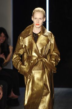 Donna Karan at New York Fall 2006 Personal Style Types, Minimalist Wardrobe Essentials, Vinyl Fashion, Down Winter Coats, Pvc Raincoat, New York Fall, Metal Fashion, Fashion Week Street Style, Women's Wardrobe