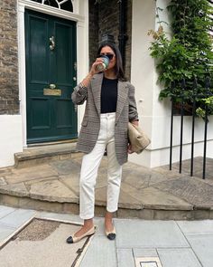 look-trabalho-calca-branca Fashion Outfits 2024 Trends Summer, White Blazer Work Outfit, Outfit Bautizo Mamá, Smart Casual Winter Outfits Women, Summer Professional Outfit, Cute Blazer Outfits, Female Lawyer Fashion, Mama Outfits, Summer Work Outfits Office