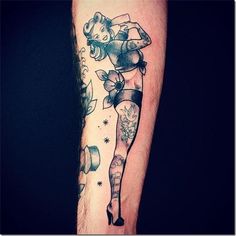 Vintage Pinup Tattoo Ideas, Pinup Tattoo For Men, Pin Up Tattoo For Men, Pin Up Tattoos For Women, Pin Up Drawings Tattoo, Traditional Pinup Tattoo, Traditional Tattoo Pin Up, Pin Up Girl Tattoos, Pinup Tattoos