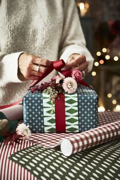 Creative gift wrap ideas to make your presents stand out Christmas Wrapping Ideas, Christmas Gift Wrapping Ideas, Christmas Decor Trends, Kitchen Christmas Gifts, Creative Christmas Gifts, Fabric Gift Wrap, Real Christmas Tree