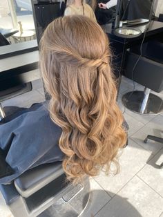 Prom Hairstyles With Barrettes, Fancy Hair Aesthetic, Hair Styles Grad, Prom Hair For Thick Hair, Curly Down Prom Hairstyles, Prom Medium Length Hairstyles, Prom Hairstyles From Front View, Light Curls Prom Hair, Prom Hair White Girl