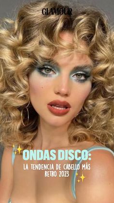 El look de las ondas disco aporta un gran volumen inspirado en los años 70, y ahora también está aprobado por diferentes celebs que ya han lucido este estilo. Y es que los rizos disco hacen que cualquier outfit destaque. Por eso, aquí te decimos cómo hacerlos. Onda Disco, 70s Makeup Look