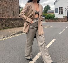 Matching suit set boss babe city outfit inspo Outfit Matching, Suit Set, Boss Babe, Khaki Pants, Trench Coat, Pants