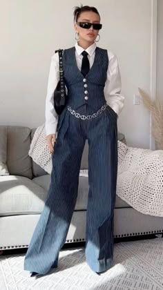 40s Mode, Adrette Outfits, Striped Vest, Hair Mullet, Striped Vests, Woman Suit Fashion, Hairstyle Women, Looks Street Style, Mullet Hairstyle