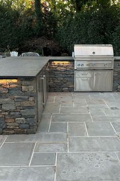 Fieldstone Dark Ledge Black Brick Outdoor Kitchen, Outdoor Kitchen Dark Countertops, Flagstone Outdoor Kitchen, Outdoor Kitchen Stone Veneer, Outdoor Kitchen Stone Ideas, Black Stone Outdoor Kitchen, Stone Grill Outdoor, Stacked Stone Outdoor Kitchen, Outdoor Stone Kitchen