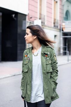 Military Jacket Outfit Street Style 17 Long Khaki Coat, Rhinestone Jacket, Khaki Shirt, Olive Jacket, Khaki Jacket, Casual Hijab Outfit, Oversized Jacket