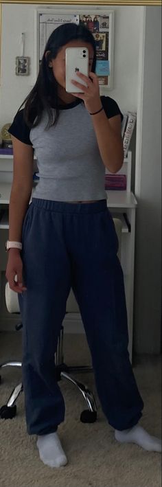 Bright Blue Sweatpants Outfit, Aesthetic Sweat Pants Outfits, Navy Blue Sweatpants Outfit Winter, Blue Sweat Pants Outfits, Navy Sweats Outfit, Blue Sweatpants Outfit Aesthetic, How To Style Navy Blue Sweatpants, Outfits With Navy Blue Sweatpants, How To Style Blue Sweatpants