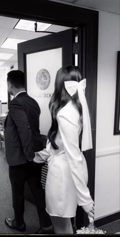 Kourtney Kardashian Courthouse Wedding, Civil Wedding Court, Wedding At The Courthouse Ideas, Court Wedding Inspiration, Civil Wedding Poses For Pictures, Marriage Civil Dress, Court Marriage Photoshoot, Courthouse Wedding Dress Pregnant, Wedding Civil Ceremony Dress