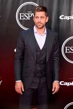 a man in a suit and tie on the red carpet at an espy awards event