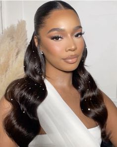 Add a touch of glamour to your graduation look with the half-up, half-down hairstyle adorned with sparkling crystals. Pretty Bridal Makeup, Black Hair Types, Black Wedding Hairstyles, Chignon Hair, Prom Makeup Looks, Bridal Hair Inspiration, Taking A Bath, Graduation Hairstyles, Black Women Makeup