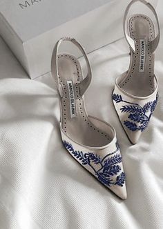 Dr Shoes, Paris Mode, Heels Classy, Couture Mode, Fancy Shoes, Shoe Inspo, Aesthetic Shoes, White Heels, Pretty Shoes