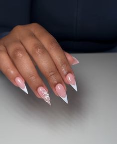 Minimalist Stilleto Nails, Powder White Nails With Design, Birthday Nails Stiletto Medium, Pink White Nails Design, Ombre Stiletto Nails Short, Stilleto Nail Idea Short, Engagement Nails Black Women, Almond Long Nails Design, Short Stellos Nails Design