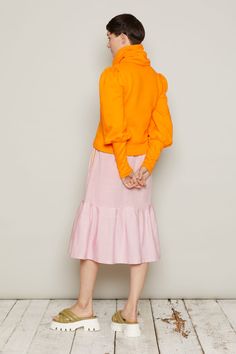 A floaty midi skirt with a deep, softly gathered hem, the Finndis skirt is easy to wear, with a pretty edgeTwo designs are available, in soft tones, evocative of Iceland’s flora: Rhubarb Pink or Dandelion Orange. Note the beautiful attention to detail in the design, thanks to the colour contrast pocketsThe elasticated waistband at the back gives a perfect fit. Ethically made in vegan, 100% cotton. Inclusive sizing, available in XS to 6XLEach skirt is numbered and production is limited to 100 pie Flowy Ruffled Midi Maxi Skirt, Feminine Ruffled Skirt For Fall, Feminine Relaxed Skirt For Fall, Casual Midi Skirt With Ruffle Hem, Gathered Maxi Skirt For Day Out, Daywear Midi Skirt With Ruffles, Midi Skirt With Ruffles For Daywear, Feminine Fall Midi Skirt, Feminine Midi Skirt For Fall