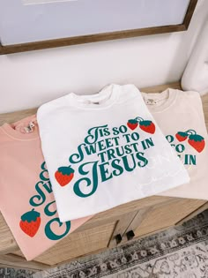 Tis So Sweet To Trust In Jesus Screen printed T-Shirt Ink Color: Emerald Green & Ruby Red Sweatshirt Color Options: White, Ivory, Peachy Sweatshirt Material: 100% Cotton Sizes: Small, Medium, Large, XLarge, 2XLarge *This is not an oversized sweatshirt; for an oversized look go up 2 sizes from your usual This item is processed by screen print & cannot be customized or changed PROCESSING/TURNAROUND TIME: -Processing/Turn around times may vary. Please check the estimated ship/delivery times. -Proce Fall Tees For Women, Cute Christian Tshirts, Love Like Jesus Shirt, Trendy Christian Apparel, Tis So Sweet, Church Merch, Sweat Oversize, Christian Shirts For Women, Jesus Graphic