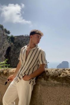 Herren sommer outfits Italy Spring Outfits, Outfit Tricks, Mens Beach Outfits, Men Outfits Aesthetic, Vacation Outfits Men, Beach Outfit Men, Money Clothing, Classy Outfits Men, Aesthetic Outfits Men