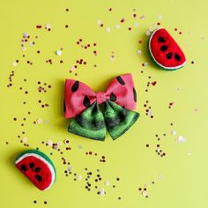 Beautiful watermelon hair bow, discover the perfect summer hair bows for your little princess! Our collection of cotton summer bows are fun and bright, are ideal to wear on especial occasion such as summer days, also perfect gift for girls. So if you like it, just click "ADD TO CAR" and I will prepare this for you.  BOWS DETAILS Available in three sizes  - These bows measures approximately     Large: wide 3.5" by 3.0" tall   - The bow is permanently attached to alligator clip  PROCESSING TIME  It will take 3-5 days after purchase.  PACKED  - Carefully packed and shipped in a small box that protects your bows from Damage.  - These hair bows are versatile and easy to match.  - Perfect gift idea for Birthdays.  Don't forget to visit our shop and see all items we have. Contact us so we can mak Watermelon Hair, Cotton Hair, Red Bank, Watermelon Seeds, Handmade Hair Bows, Girl Hair Bows, Gift For Girls