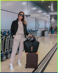 Fashionable Travel Outfits, Classy Airport Outfit, Aero Look, Sambas Adidas Women Outfit, Chic Airport Outfit, Chic Travel Outfit, Comfortable Travel Outfit, Comfy Airport Outfit, Airplane Style