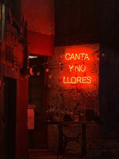 a neon sign that says canta yno llores on it in the dark