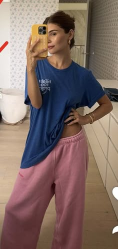 Comfy School Fits, Comfy Lounge Outfits, Lounge Fits, Modest Streetwear, Cold Clothes, Happy And Confident, T Shirt Necklace, Lazy Outfit, Comfy Lounge Wear