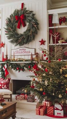 Classic Christmas Decor Ideas, Aesthetic At Home, Classic Christmas Decor, Diy Christmas Decor Ideas, Decor Ideas For Living Room, Classic Christmas Decorations, Diy Christmas Decor, Elegant Christmas Decor, Merry Christmas Eve