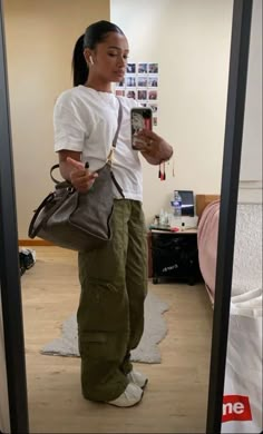 Cargo Outfit, Green Cargo Pants, Tomboy Style Outfits, Green Cargo, Fire Fits, Fits Inspo, Tomboy Fashion, Winter Fits